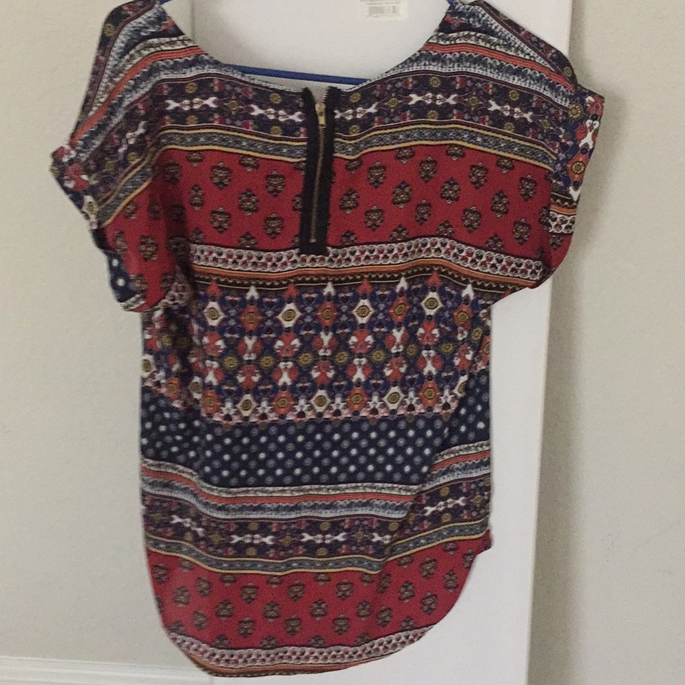 Blouse with zipper in the back